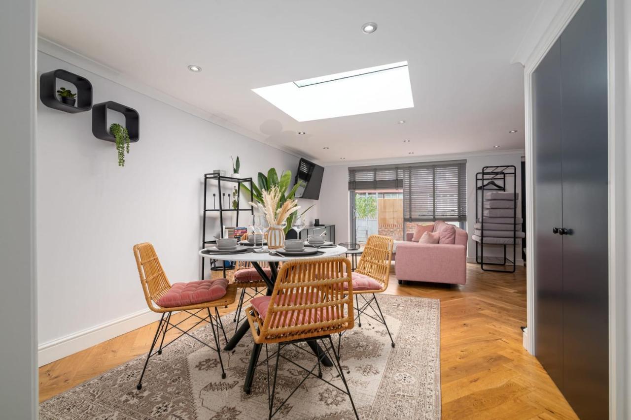 Guestready - Unique Home Near Wimbledon With Gorgeous Deck And Parking Лондон Екстер'єр фото