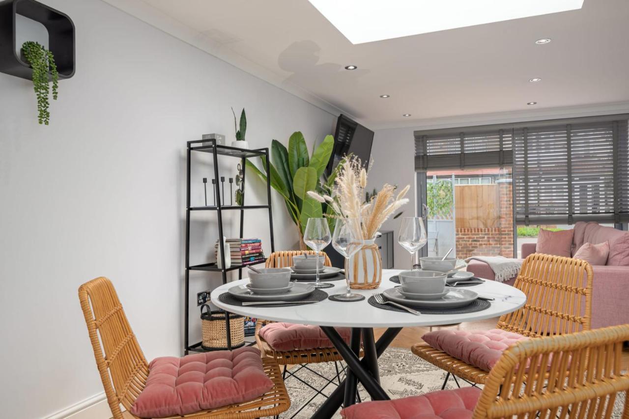 Guestready - Unique Home Near Wimbledon With Gorgeous Deck And Parking Лондон Екстер'єр фото