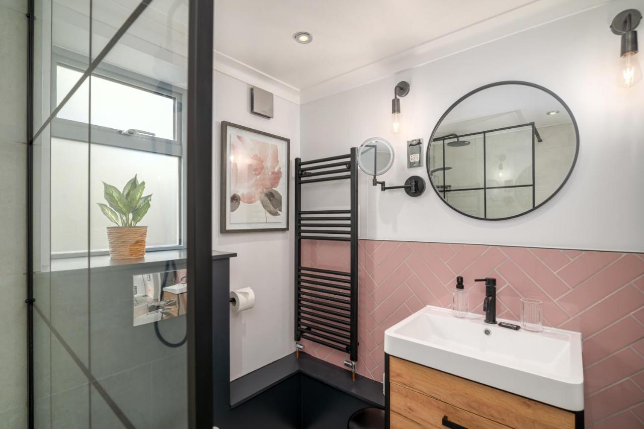 Guestready - Unique Home Near Wimbledon With Gorgeous Deck And Parking Лондон Екстер'єр фото