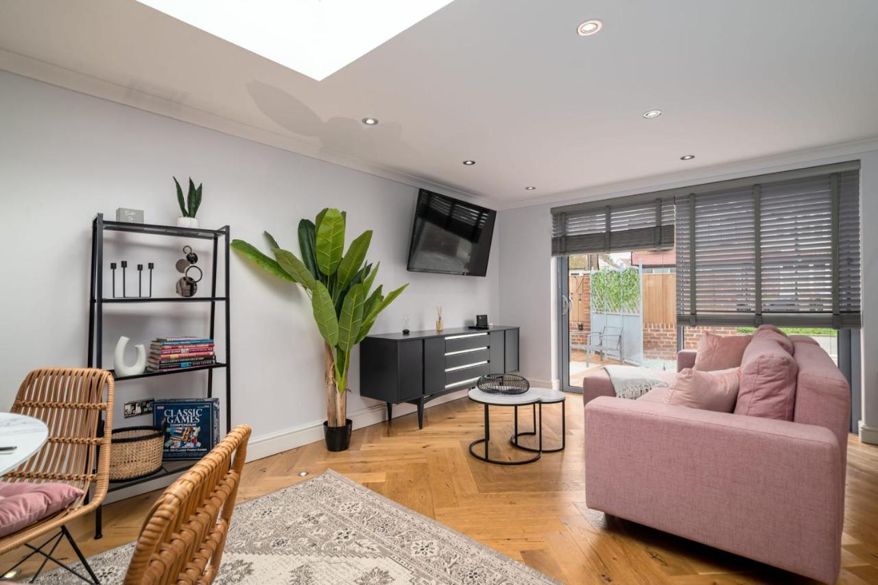 Guestready - Unique Home Near Wimbledon With Gorgeous Deck And Parking Лондон Екстер'єр фото