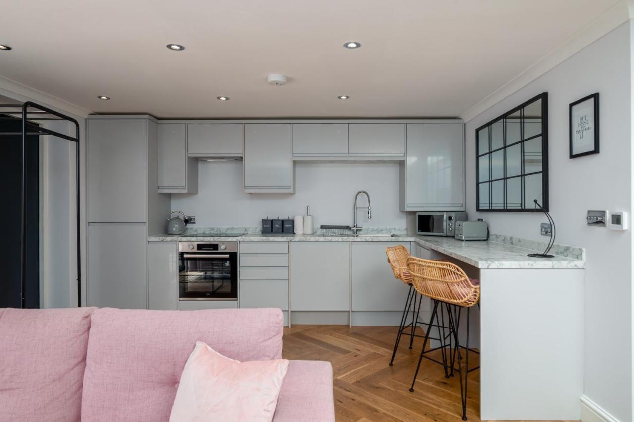 Guestready - Unique Home Near Wimbledon With Gorgeous Deck And Parking Лондон Екстер'єр фото